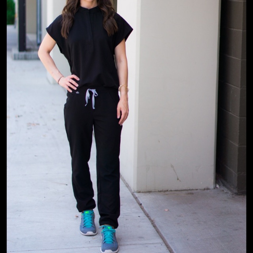 Fig XXS black Raphaela scrub top